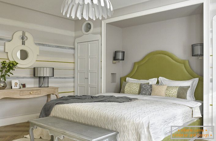 Цветовите на дискретна жолта боја совршено се вклопуваат под креветот со маслиново избледена боја. Тенко измислениот дизајн потег.