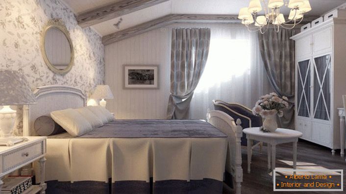 Спалната соба во стилот на земјата е направена со пригушени сини тонови. Ѕидот на главата на креветот е покриен со позадина со цветен модел.