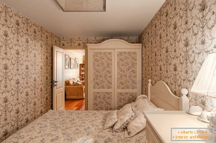 А пријатна земја спална соба во една мала селска куќа во јужниот дел на Италија.