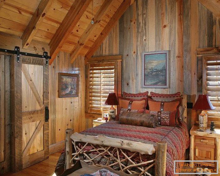 Спална соба во стилот на земјата во мала ловечка куќа во северниот дел на Франција.