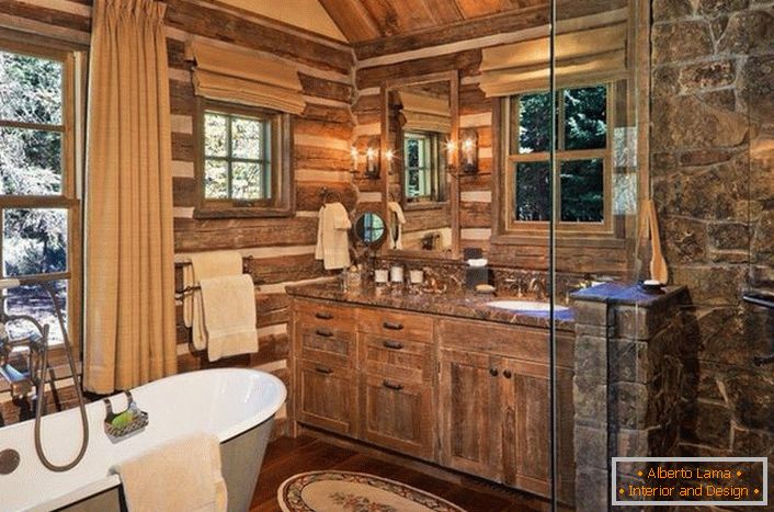 Бања во земјата стил земја со правилно избрани мебел. Интересна идеја за дизајн е прозорец со дрвена рамка над купатилото.