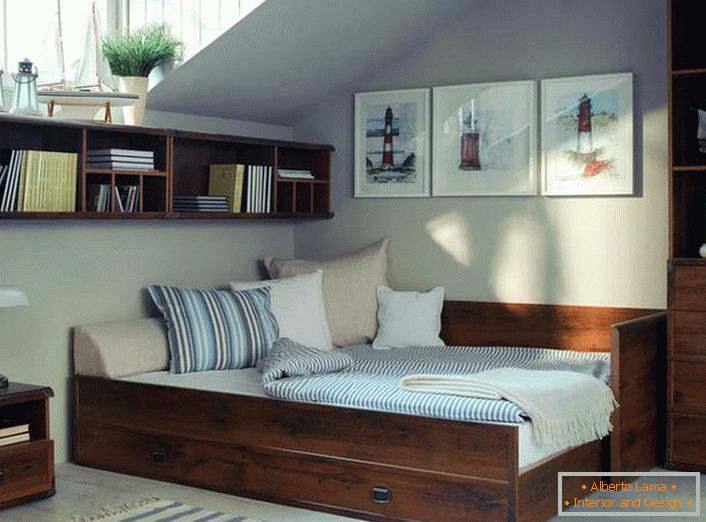 Модерна земја во спалната соба. Функционалното мебел направено од дрво не прави препрека на просторијата.