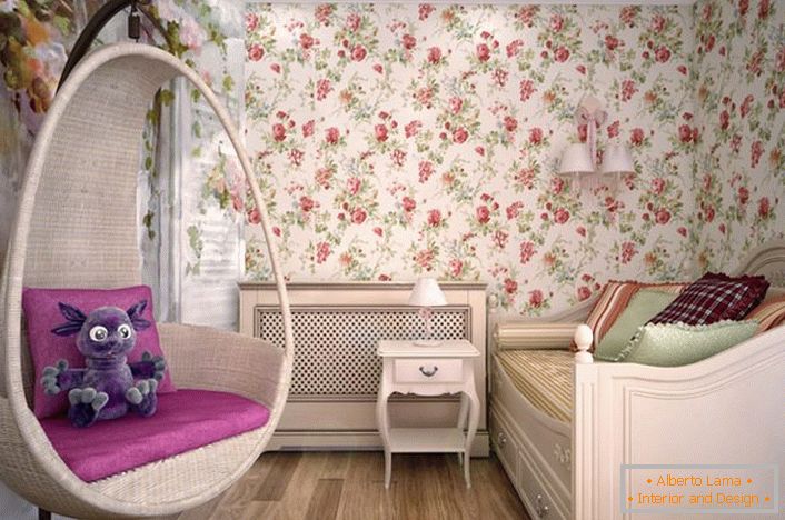 Собата за млада дама е украсена во стилот на земјата. Во најдобрите традиции на стил, дизајнерот користел позадина со цветни украси.