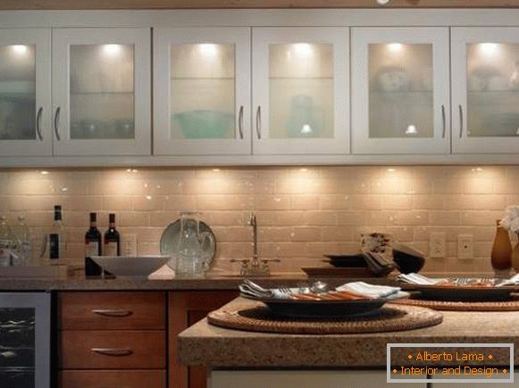 Точка осветлување во кујната со надземни светла