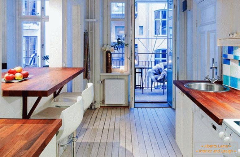 Кујна ентериер со пристап до балкон во мал стан