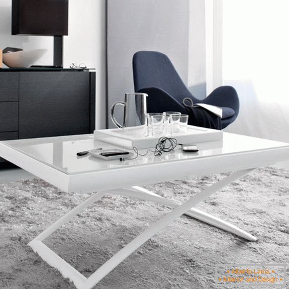 превиткувачка маса во бела боја со стаклен врв