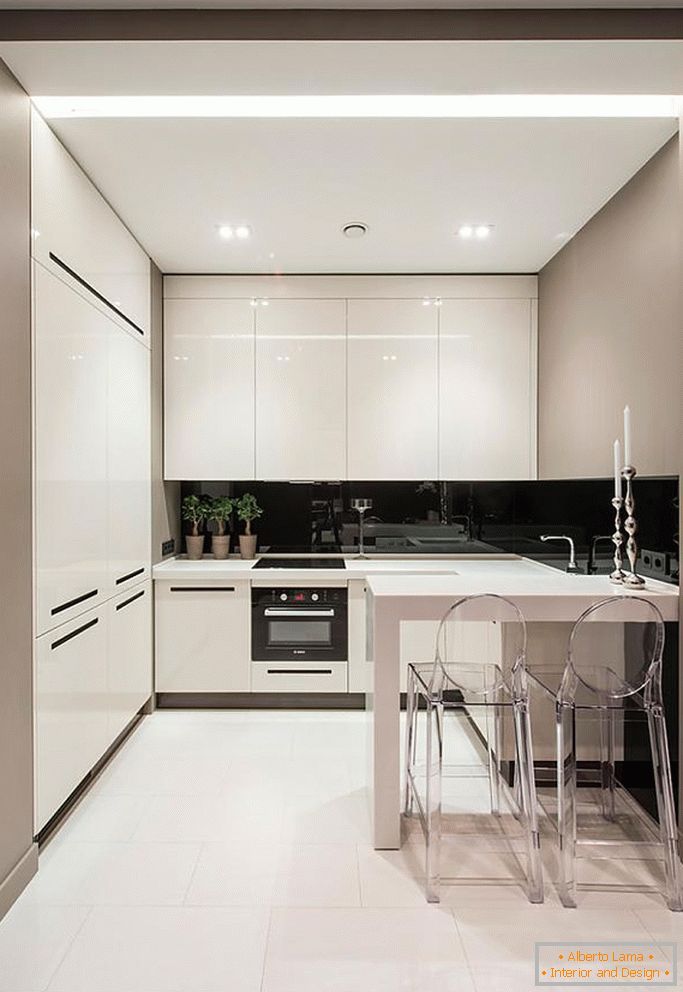 Елегантен црно-бела кујна во мал простор