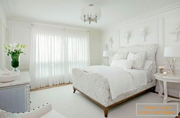 Спална соба внатрешни работи во бела боја