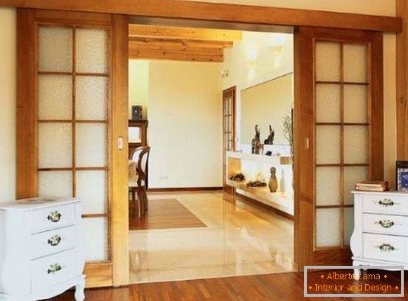 Класични лизгачки врати помеѓу кујната и дневната соба - слика од дрво со стакло