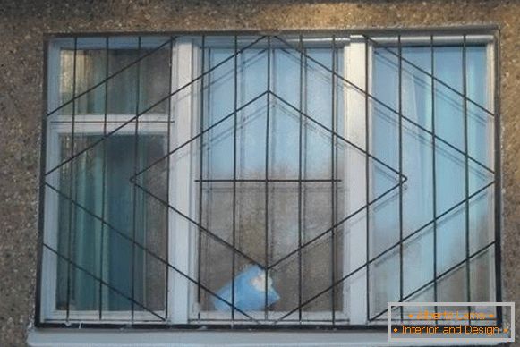 Заварени метални решетки на прозорци - слика од фасадата