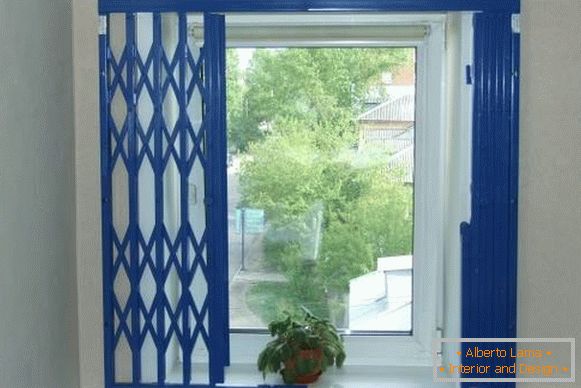 Внатрешни решетки на окна - раздвижные синего цвета
