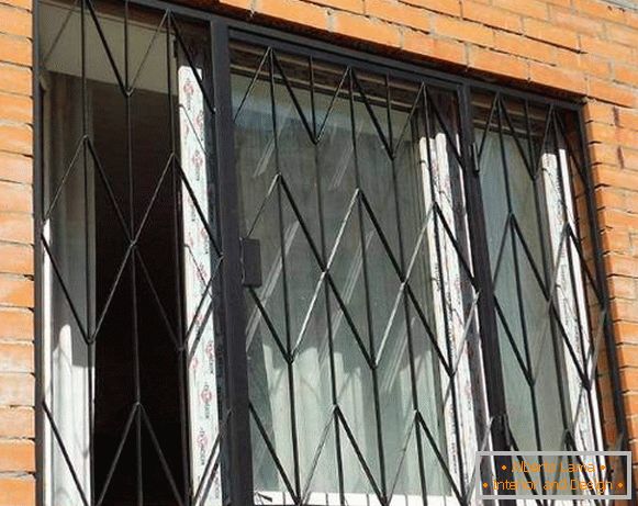 Метални занишани решетки на прозорците на приземјето