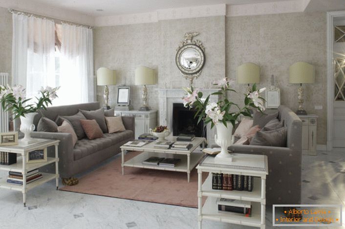 Францускиот стил дневна соба е украсен во светли бои. Во собата има романтична, пријатна атмосфера.