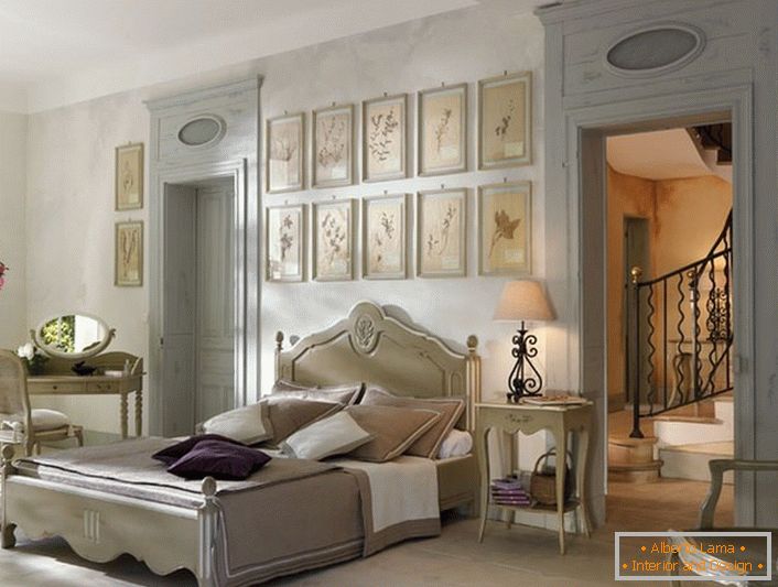 Во согласност со традициите на францускиот стил за спалната соба е избрана лаконски мебел од дрво. Интересен детаљ е колаж на слики над главата на креветот.