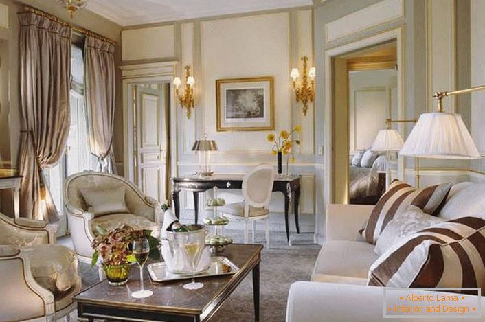 Една мала гостинска соба е дизајнирана во согласност со барањата на францускиот стил. Добар пример за осветлување во дневната соба. 