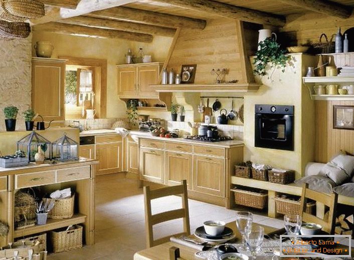 Кујната во француски стил на цврсто дрво е украсена со цвеќиња, кои се рамномерно распоредени низ собата. 