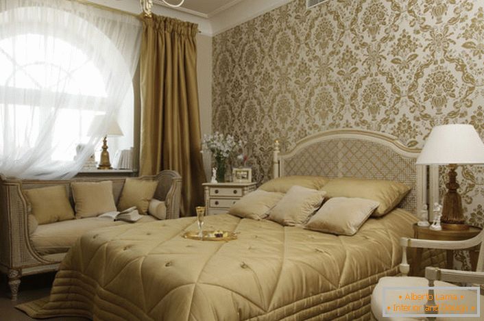 Мала семејна спална соба во француски стил со голем заоблен прозорец изгледа стилски и спектакуларен.