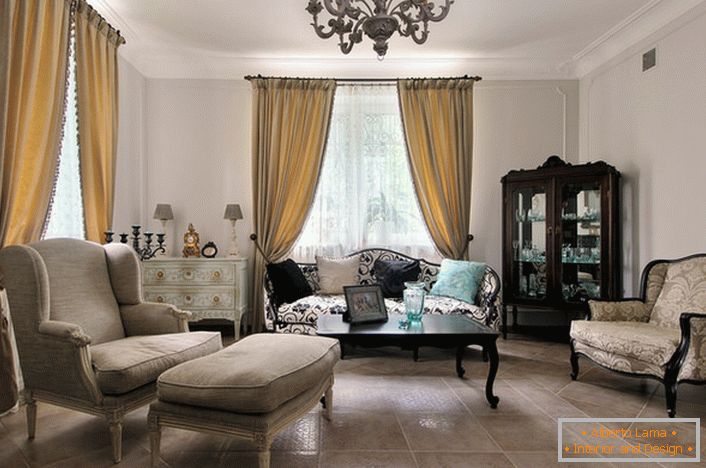 Францускиот стил во внатрешноста на гостинската соба изгледа опуштено и елегантно. Нејзините шик внатрешноста дава мазна линија на мебел и правилно избрани осветлување.
