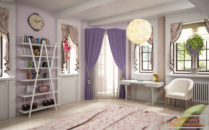 Спалната соба во францускиот стил е светла и пространа. Отвори за прозори се декорирани со лаконски ламбреквини. 