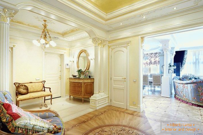 Кралските апартмани во стил на империја во обичен стан во Москва.