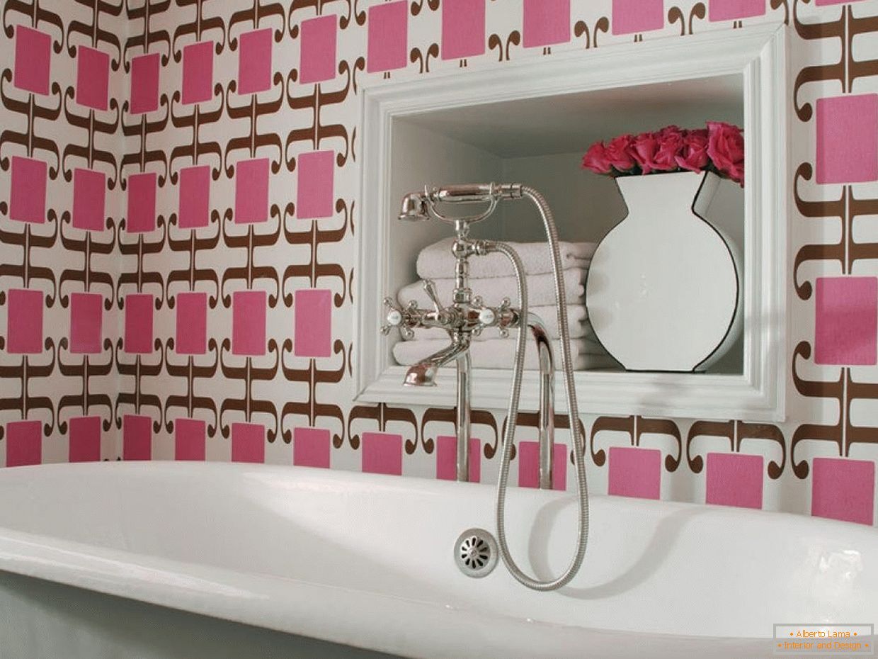 Бања со декоративни ѕидови во розови бои