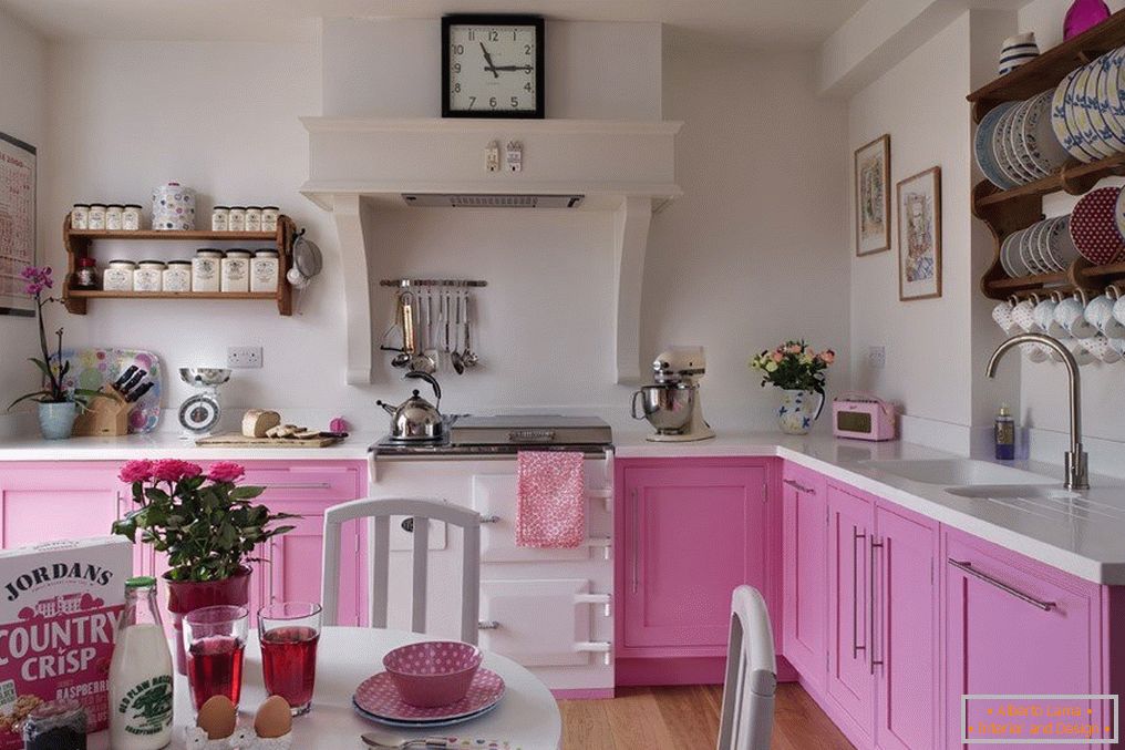 Кујна во розева боја