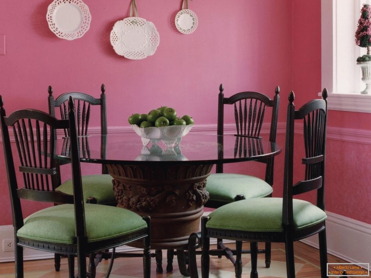 Комбинацијата на зелени столици во розова трпезарија