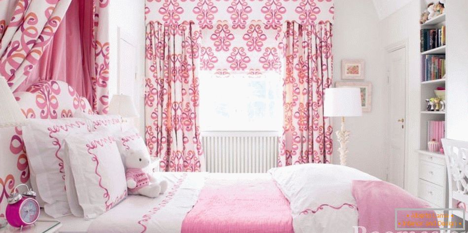Спална соба во розови бои