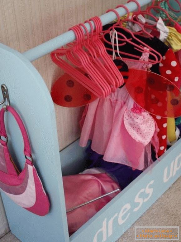 Детска гардероба за девојчиња со свои раце