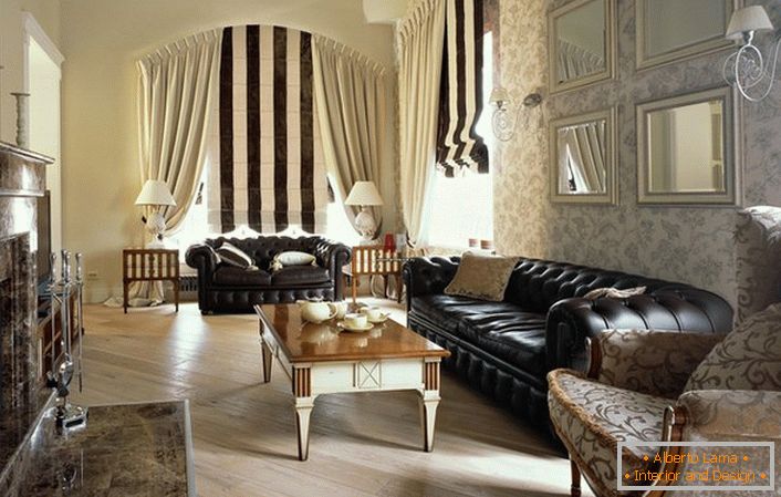 Пример за гостинска соба. Дизајнерот во внатрешниот центар ги стави луксузните кожни дивани на Честер и ги победи со светлина позадина. 