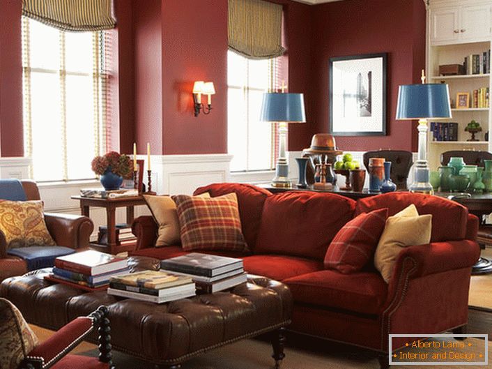 Елегантен мебел во пространа дневна соба. Неверојатна хармонија на црвено во традиционалниот англиски ентериер. 