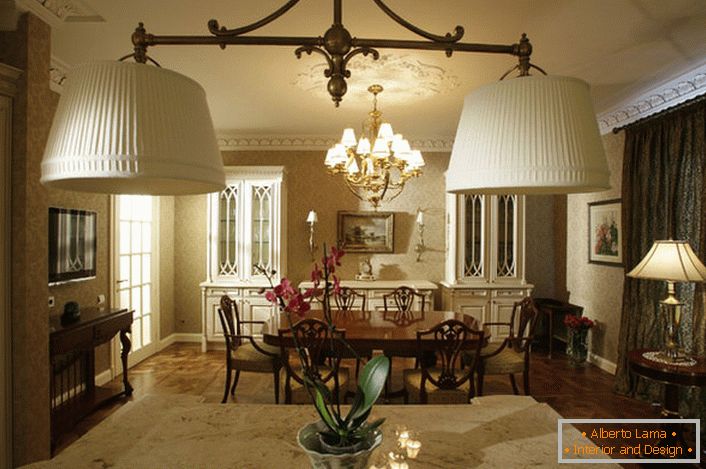 Подвлечен е светлиот рурален стил во дизајнот на модерна куќа. Димензиите на дневната соба ви овозможуваат да ја нагласите елеганцијата на скапи линии за мебел.