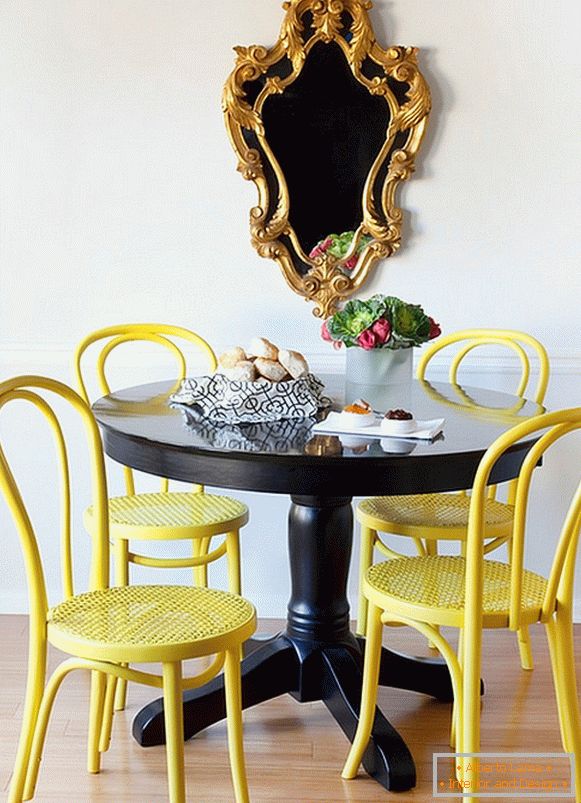 Светло жолти столици и црна трпезариска маса