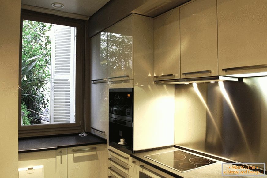 Модерна кујна во собата с подсветкой