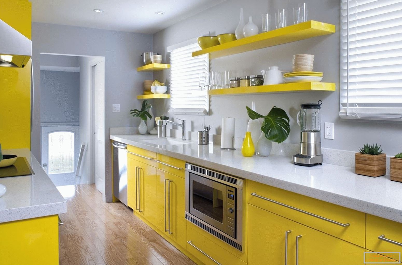 Комбинацијата на жолт мебел и сиви ѕидови во кујната