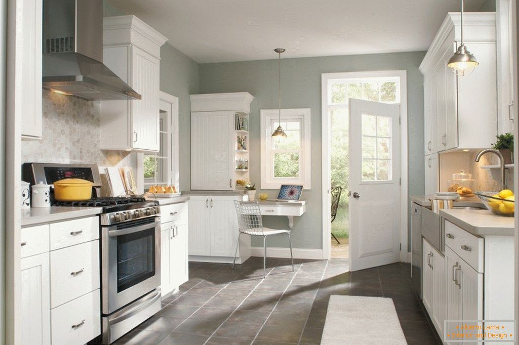 Бело мебел и сиви ѕидови во внатрешноста на кујната
