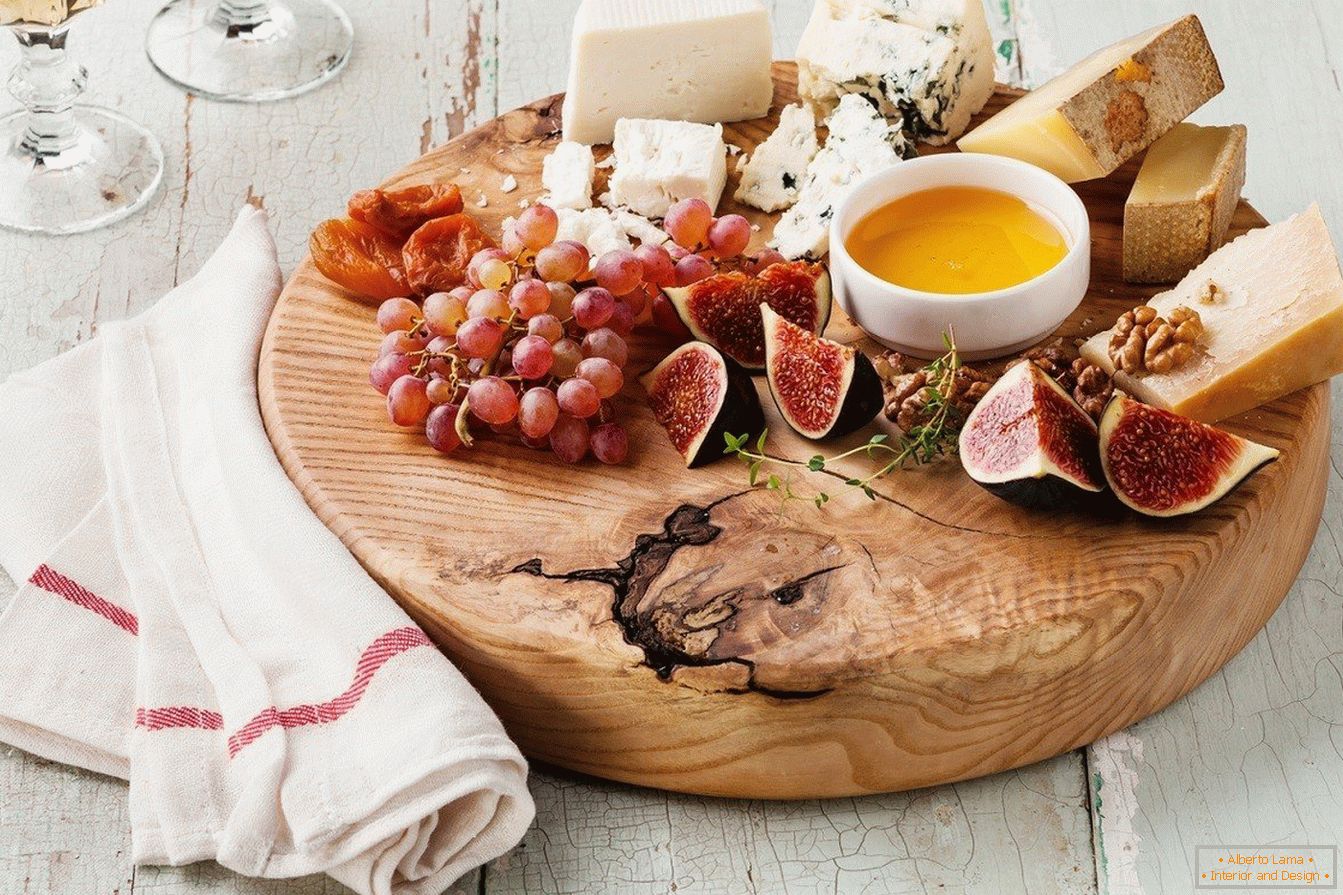 Пример за тоа како убаво да се служи плоча со сирење со овошје