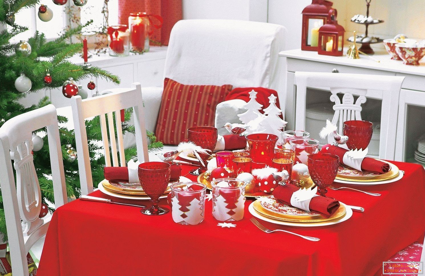 Декорација на новогодишна маса со црвена боја