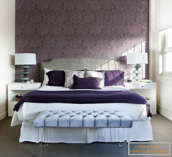 Спална соба дизајн во пурпурна тонови со сини детали