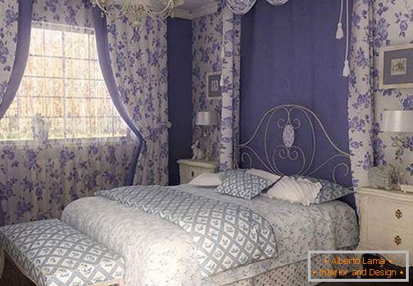 Комбинацијата на бела и виолетова во внатрешноста на спалната соба