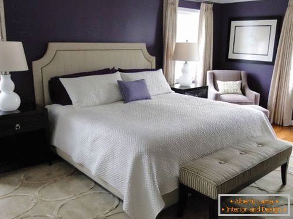 Темно пурпурна боја на модар патлиџан на ѕидовите на спалната соба
