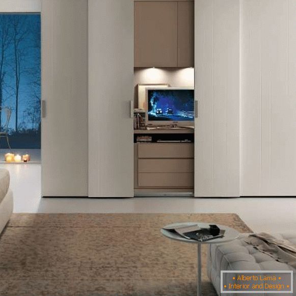Голема гардероба во спалната соба - слика со ТВ внатре