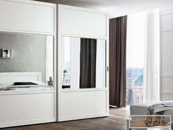 Белата гардероба во спалната соба - слика во внатрешен дизајн