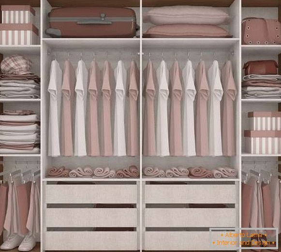 Лизгачки гардероби во дизајнот на ентериер за спална соба - фото со 4 врати