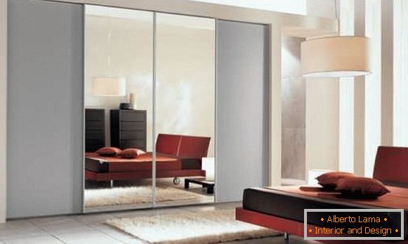 Огледални кабинети од купето во спалната соба - слика во внатрешен дизајн
