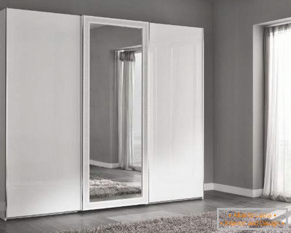 Идејата на гардеробата во спалната соба во бело со огледало