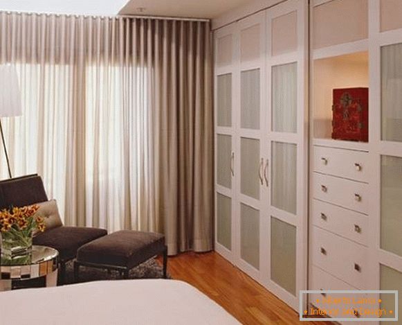 Мала спална соба со стилски гардероба