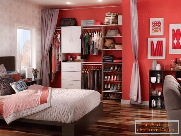 Вградена гардероба во спалната соба со завеси