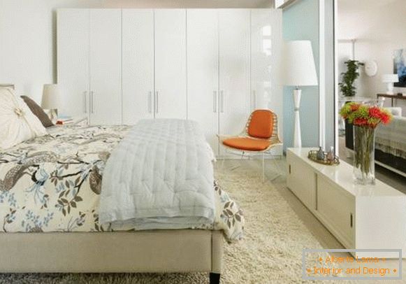 Модерна гардероба во спалната соба во бела боја