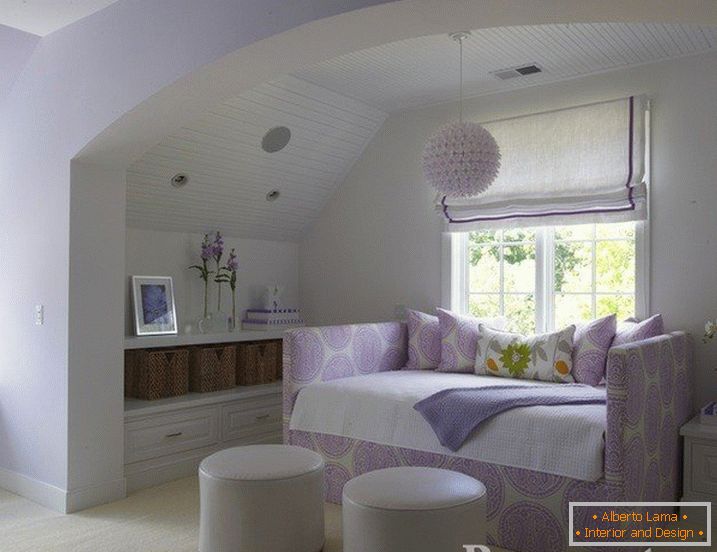 Убава спална соба со лак во бело-бела боја